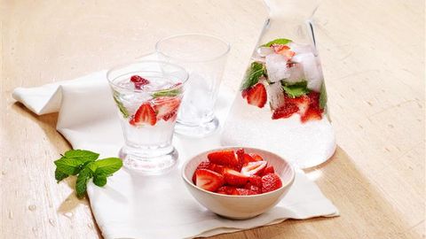 healthy healthy strawberry & mint sparkling water recipe recipe Strawberry & Mint Sparkling Water