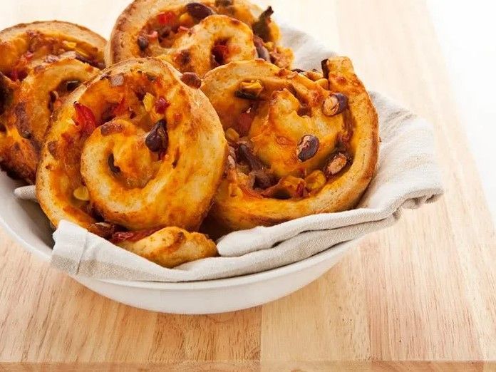 4 pizza scrolls with beans and cheese