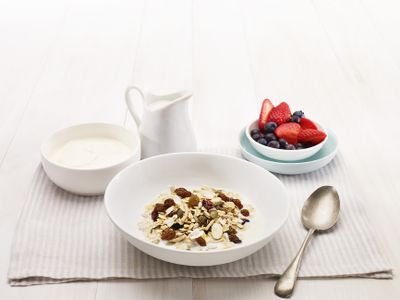 Muesli, yoghurt and fruit