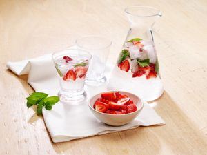 Strawberry and mint sparkling water